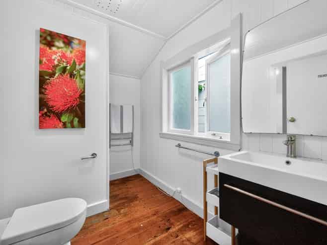 City fringe multi-use villa