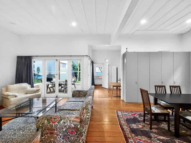 City fringe multi-use villa