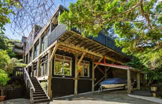 3A Whiorau Grove, Lowry Bay, Eastbourne