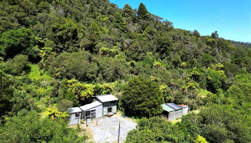  1086 State Highway 7, Dobson