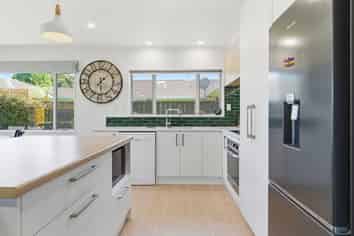 15 Pembroke Drive, Bethlehem