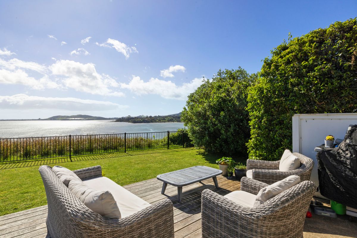Expansive 1548m² Site, Views & Pool, Maungatapu