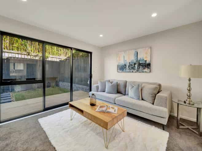 2/106 Triangle Road, Massey