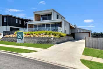 8 Piripai Rise, Coastlands