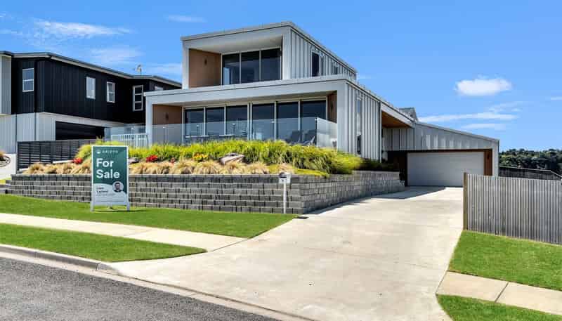 8 Piripai Rise, Coastlands