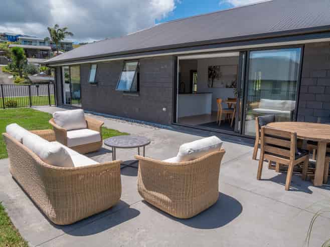 9 Loke Crescent, Coopers Beach