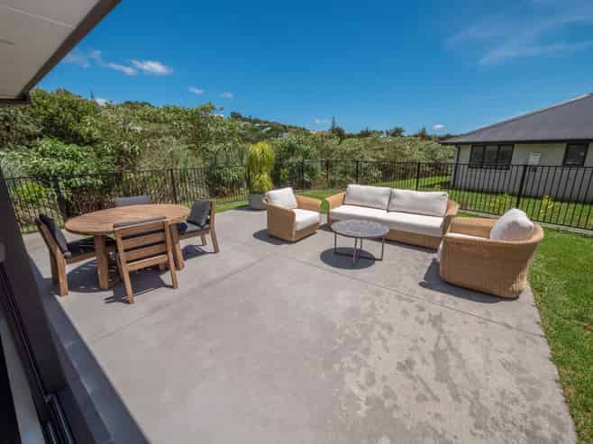 9 Loke Crescent, Coopers Beach