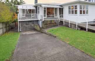 16 Sylvan Crescent, Te Atatu South