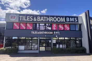 High-exposure warehouse | ten on-site car parks