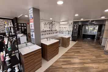 High-exposure warehouse | ten on-site car parks