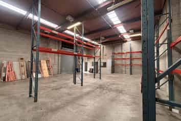 High-exposure warehouse | ten on-site car parks