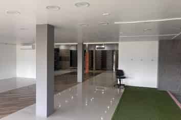 High-exposure warehouse | ten on-site car parks