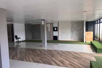 High-exposure warehouse | ten on-site car parks