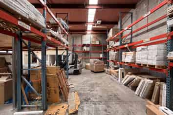 High-exposure warehouse | ten on-site car parks