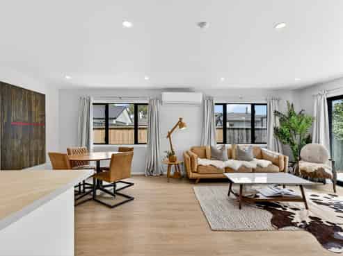 927A Nelson Street North (front townhouse), Mahora