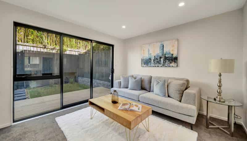 8/106 Triangle Road, Massey