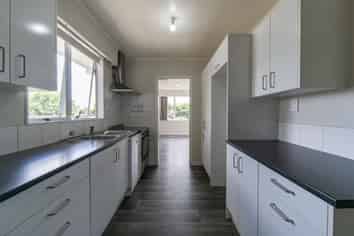 40 Houchens Road, Glenview