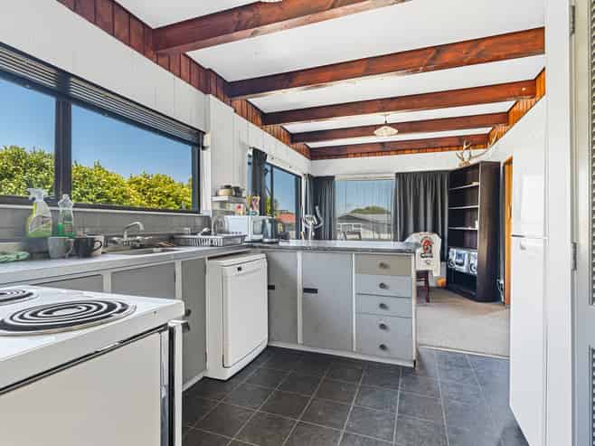 39 Trelawney Crescent, Westown