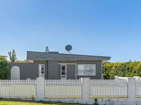 39 Trelawney Crescent, Westown