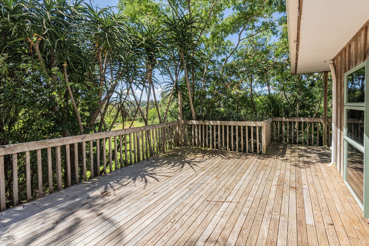 Hidden treehouse retreat near the water – pohled 3