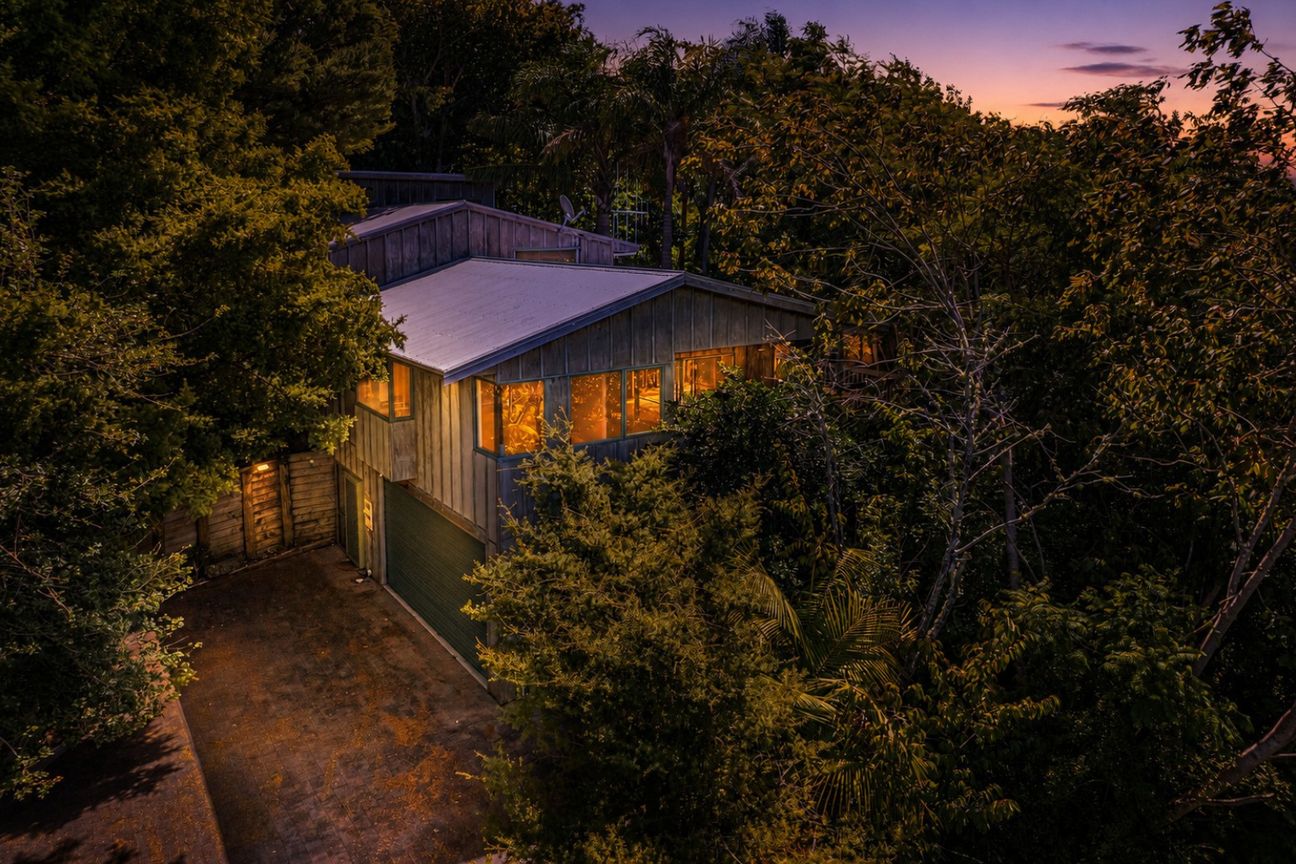 Hidden treehouse retreat near the water – pohled 2