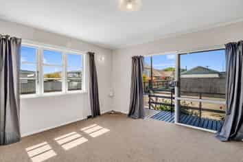 556b Queen Street, Levin