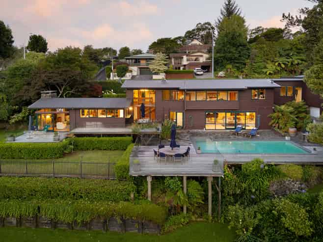 1033 River Road, Queenwood