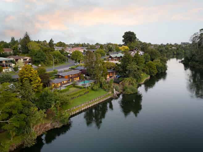 1033 River Road, Queenwood