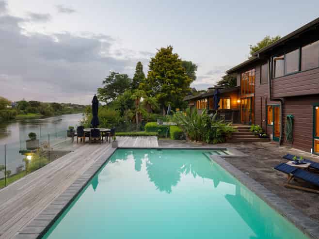 1033 River Road, Queenwood