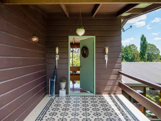 1033 River Road, Queenwood