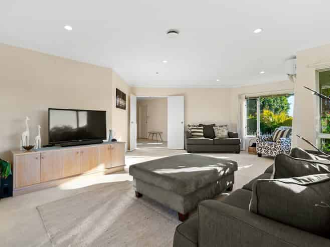 27 Gillett Place, Botany Downs