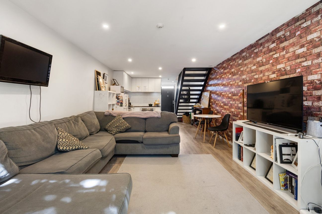 Location, Modern Comforts and Leafy Outlook – pohled 4