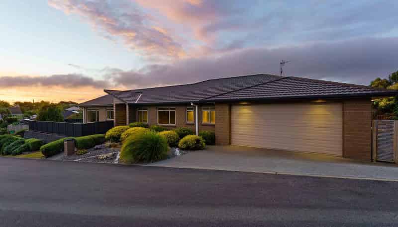 12 Simpson Crescent, RAUMATI BEACH