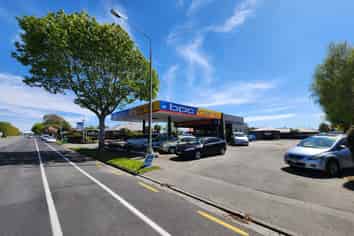 Unbeatable Exposure on Yaldhurst Road!