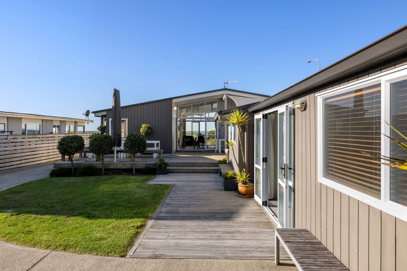 Prime waterfront must sell - Altro