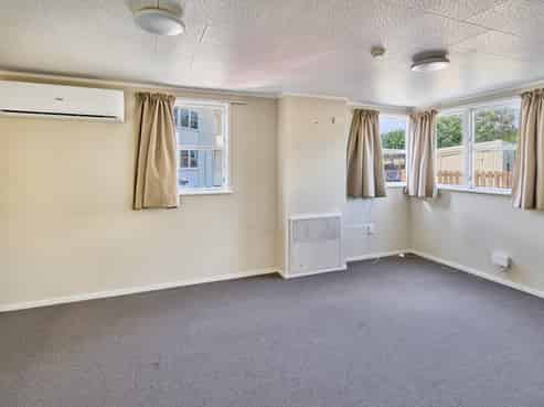 2/3 Bouverie Street, Petone