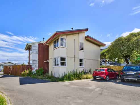 2/3 Bouverie Street, Petone