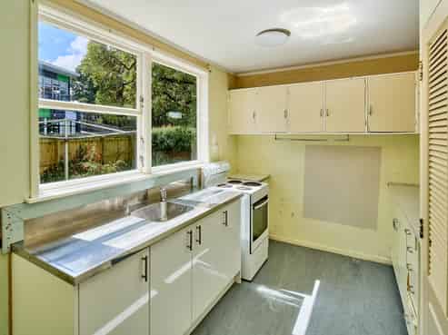 2/3 Bouverie Street, Petone