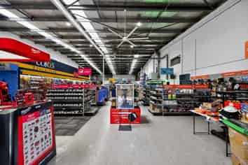 LARGE CENTRAL WAREHOUSE / SHOWROOM
