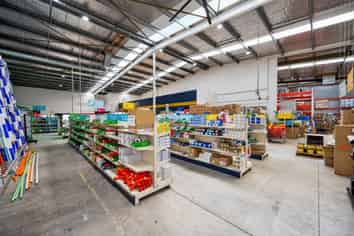 LARGE CENTRAL WAREHOUSE / SHOWROOM

