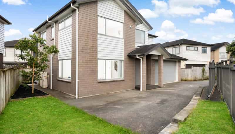 23 Bordeaux Parade, Te Atatu South