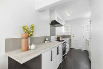 2/102 Endeavour Street, Lyall Bay