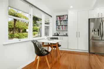 7 Dawn Grove, Brown Owl