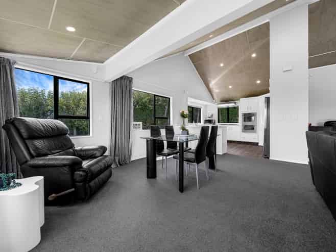 486 Pinnacle Hill Road, Bombay