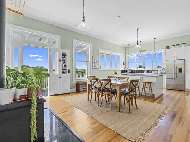 79 Lincoln Road East, Inglewood