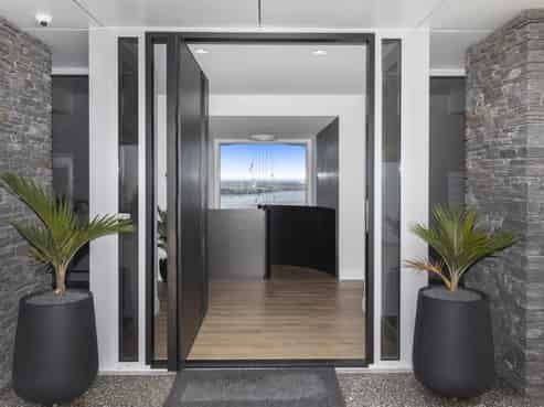 15 Omeo Crescent, Redcliffs