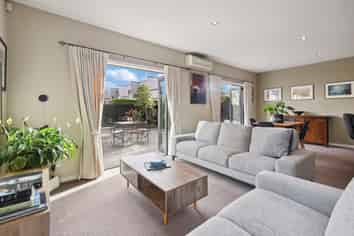 10 Country Club Terrace, Northwood