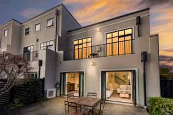 10 Country Club Terrace, Northwood