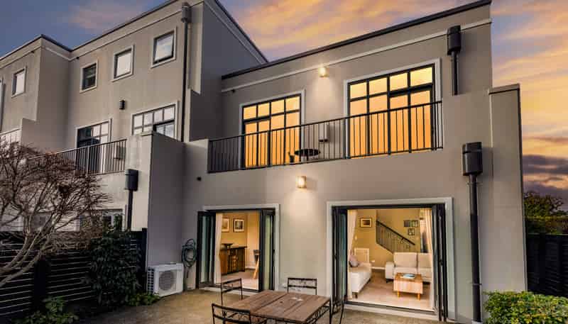 10 Country Club Terrace, Northwood