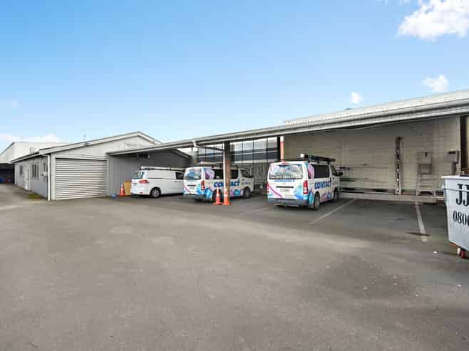 Functional mix of office, warehouse, and yard